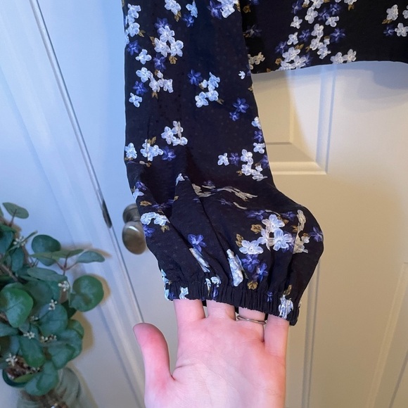 Dynamite Long-Sleeve Floral Cropped Blouse - Picture 3 of 8
